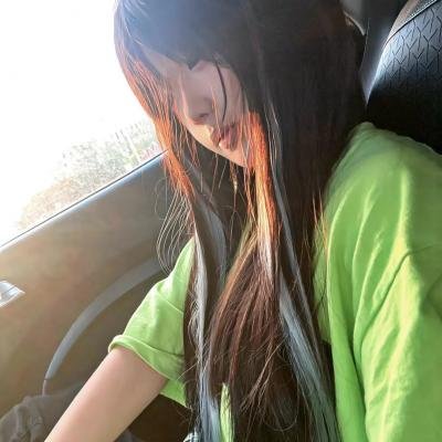 穿黄睡衣的女孩